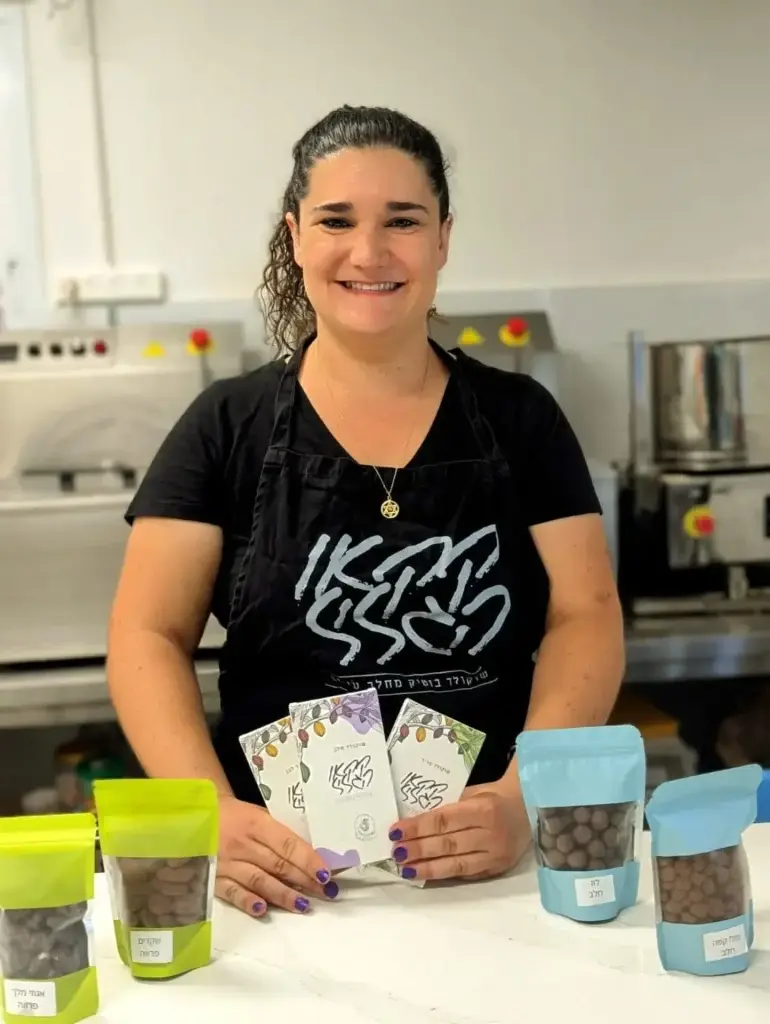 חנה קונינג, בעלת קקאו הגליל, מציגה מגוון מוצרי שוקולד ארוזים בטבח בוטיק השוקולד